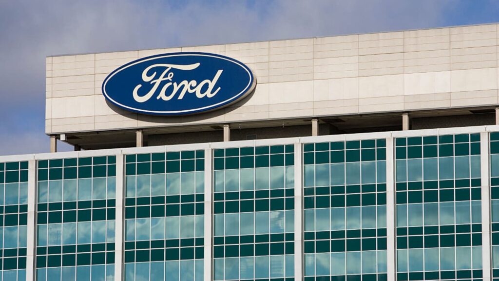 Ford-Logo vom Hauptgebäude in Michigan.